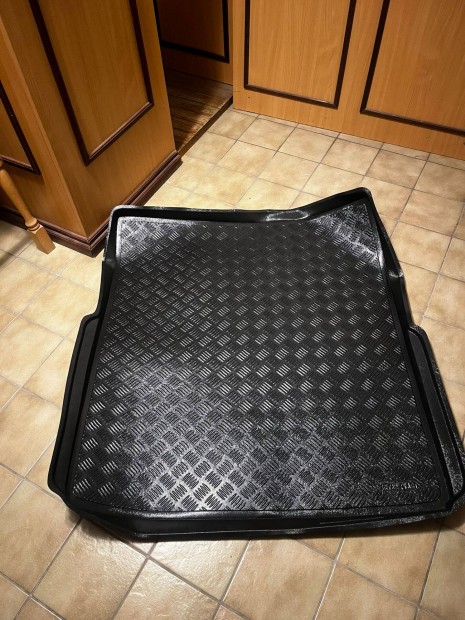 Elad csomagtrtlca Volkswagen Passat B8 kombihoz