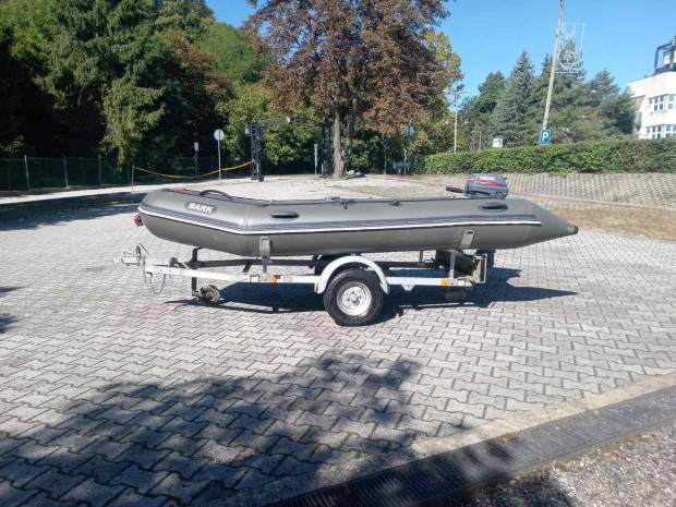 Elad� cs�nak, motorral �s ut�nfut�val