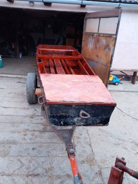 Elad� cs�nak motorral