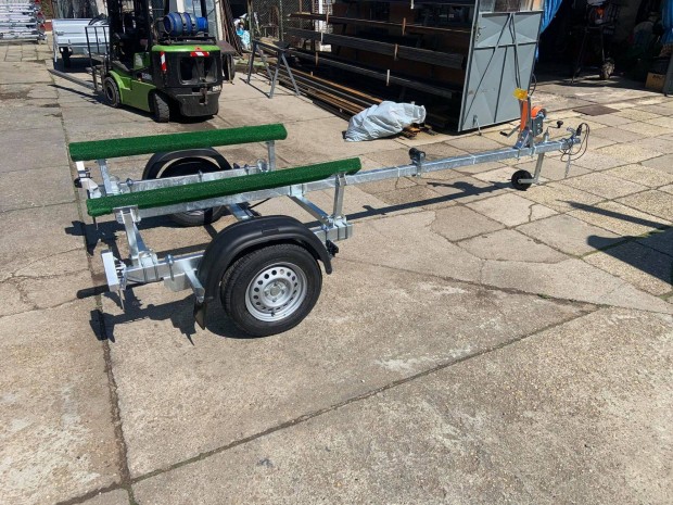 Elad csnakszllt utnfut ptkocsi