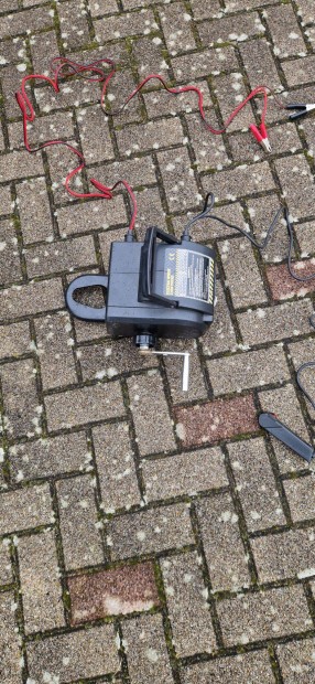 Elad� egy 12V-os, 900kg h�z�erej� elektromos cs�rl�