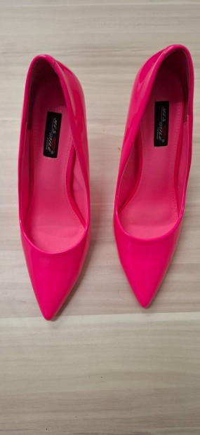 Elad� egy 41.-es r�zsasz�n n�i magassark� cip�