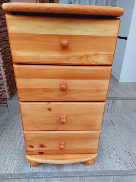 Elad� egy 4 fi�kos,Claudia feny� kom�d. Megk�m�lt, sz�p,�jszer� �llap