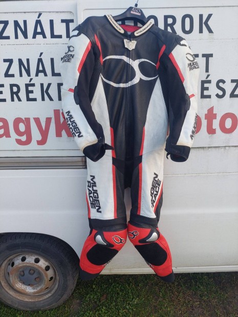 Eladó egy 56-os Mugen Race használt egyrészes motoros bőrruha, apróbb