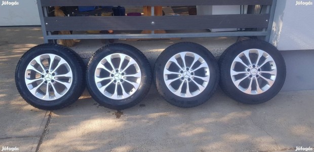 Eladó egy 5x112 17" gyári Mercedes 215/60r17' Continental téli gumival