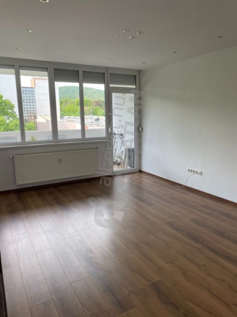 Elad� egy 78 m-es panor�m�s lak�s a Budakeszi �ton.