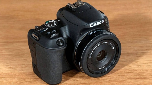 Elad egy Canon EOS 200D fnykpezgp + EF-S 18-55mm objektv