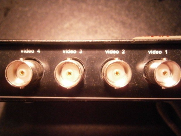 Eladó egy EVA-TTP414V 4 csatlakozós BNC / UTP adapter
