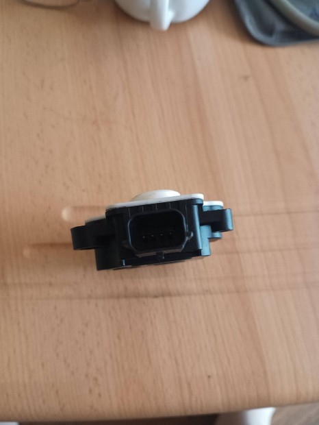 Eladó egy Ford Kuga hűtő zsalú mozgató motor