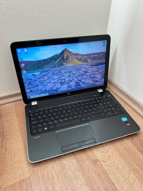 Elad egy HP 15 laptop (Intel i3 2x2,4GHz/8GB/240SSD/HD8650)