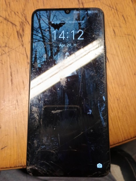 Elad egy Honor X7 mobiltelefon kijelz repedt de hasznalhat.