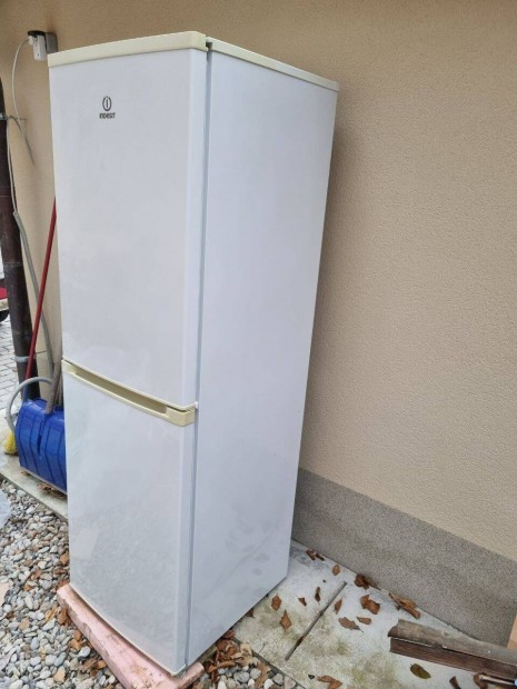 Elado egy Indesit CAA 55NF tipusu kombinalt huto,alul NO Frost