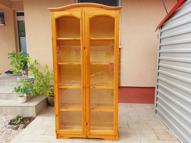 Eladó egy Keskeny, polcos vitrines fenyőszekrény. Bútor szép állapotú