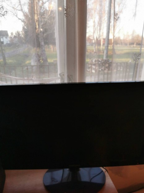 Elad egy LG 82cm monitor tv szmtgp szett 