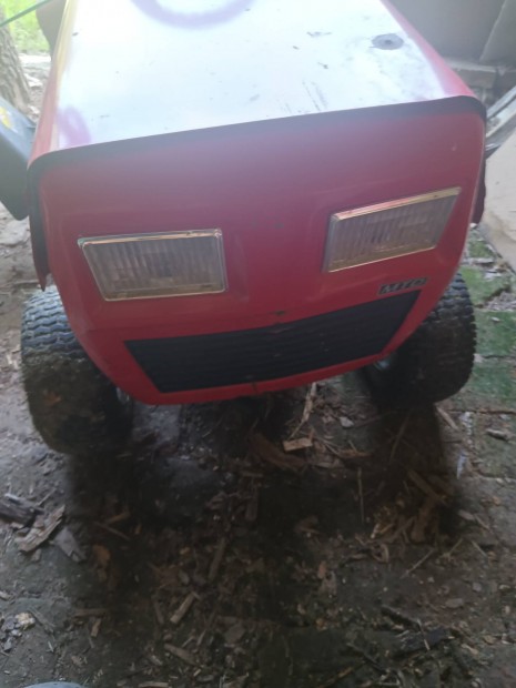 Elad egy MTD fnyr traktor 