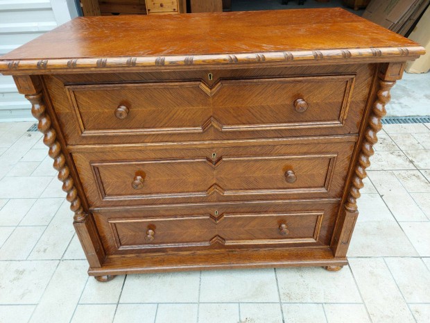 Elad� egy Nagy M�ret� , 3 fiokos koloni�l kom�d. B�tor nagyon sz�p �l