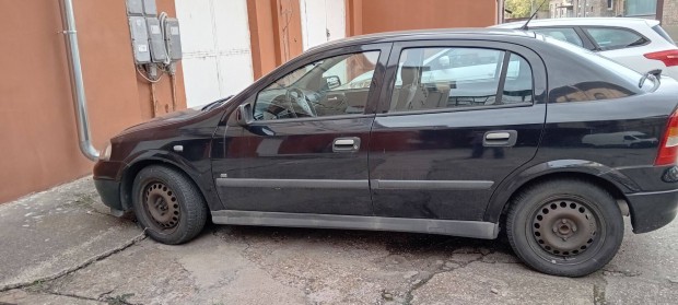 Elad egy Opel Astra