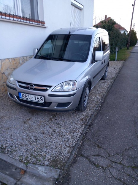 Elad egy Opel combo