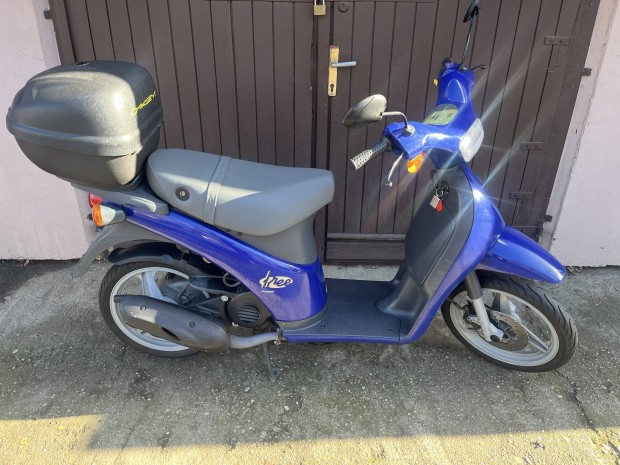 Elad egy Piaggio free 50 robog