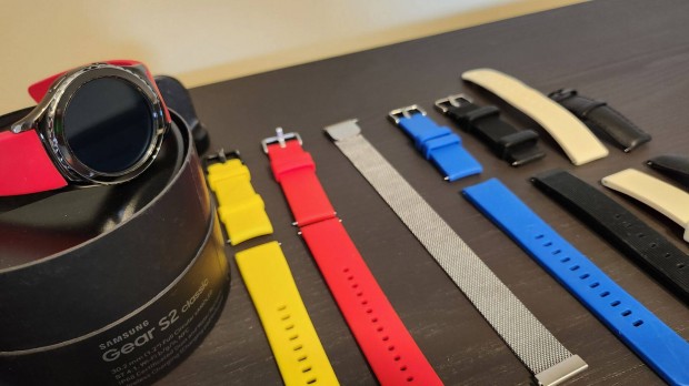 Elad egy Samsung Gear S2 Classic fekete okosra (SM-R720)