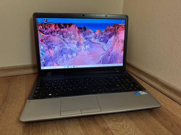 Elad egy Samsung NP350V5C laptop (Intel Pentium 2x2,3GHz/8GB/120SSD)