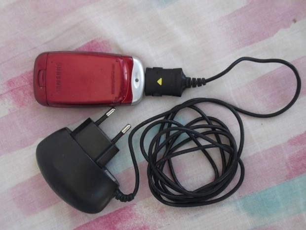 Elad egy Samsung Sgh T- 500 akkumltor, illetve dokkolja