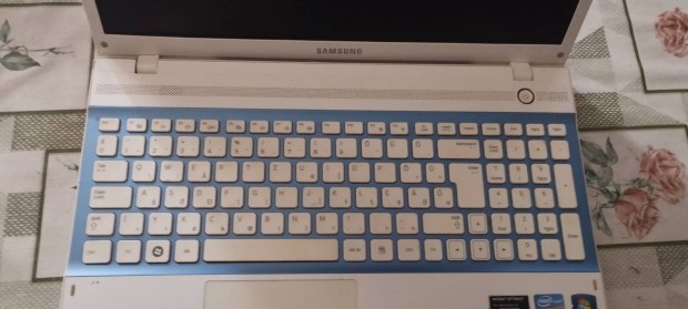 Elad egy Samsung i3as laptop 