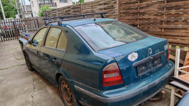 Elad egy Skoda Fabia s egy Octavia