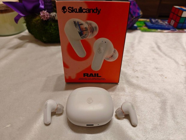 Elad egy Skullcandy Rail TWS Bluetooth flhallgat fehr sznben