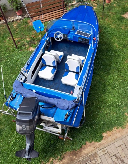 Elad� egy Vega 425M t�pus� kishaj�, 4.25m hossz�, 1.66 sz�les. Ut�nfut