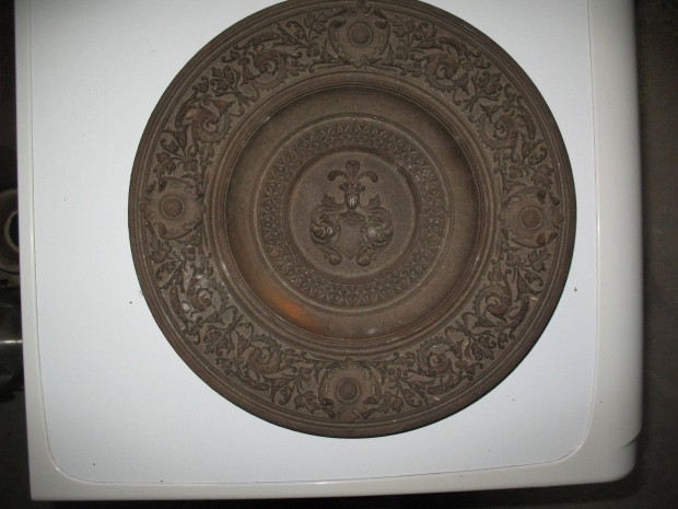 Elad� egy antik �nt�ttvas d�szt�l