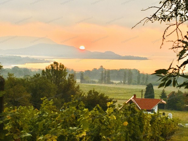 Elad egy balatoni panorms szp nyaral Balatonedericsen!