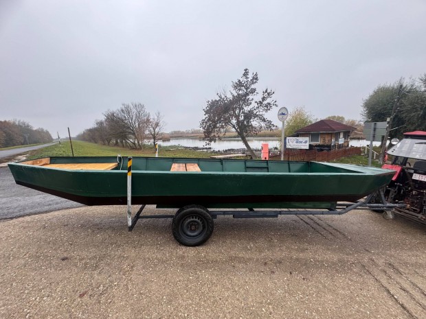 Elad egy brutl ers, frissen feljtott vas csnak motorrall!