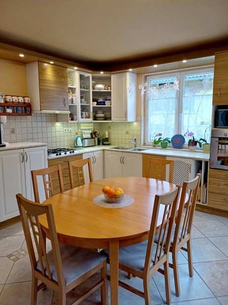 Elad� egy csendes, z�ld k�rnyezetben 2008-as csal�di h�z szuter�nnel,