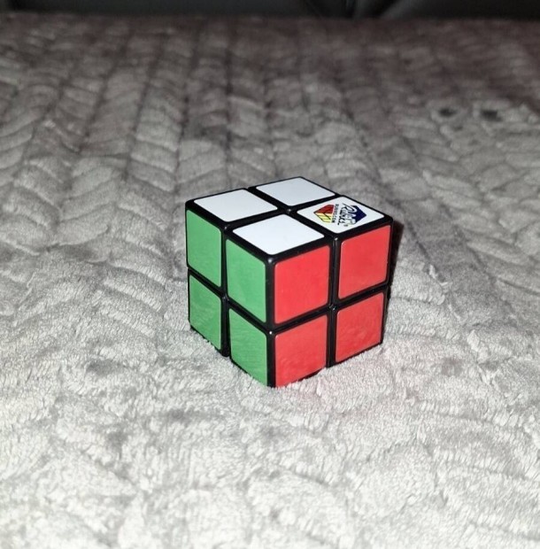 Elad egy darab 2x2-es Rubik kocka