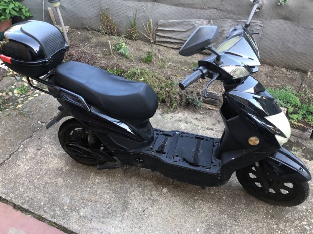 Elad egy elektromos robog