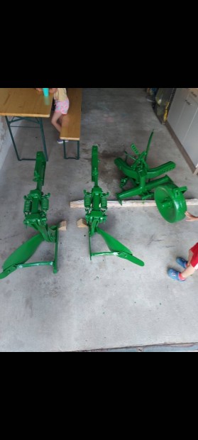 Elad� egy er�s v�zu egyes v�ltvaforgat�s eke