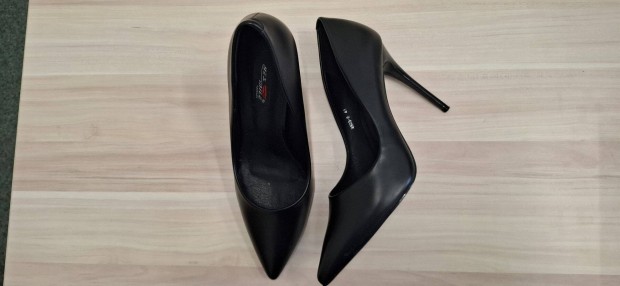 Elad� egy fekete 41.-es t�srak�, hegyesorr� magassark� n�i cip�