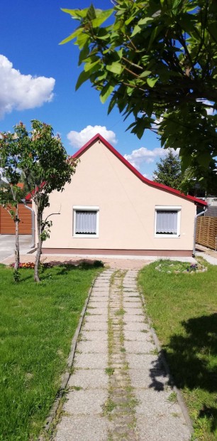 Elad� egy fel�j�tott csal�di h�z a Maroshegyen