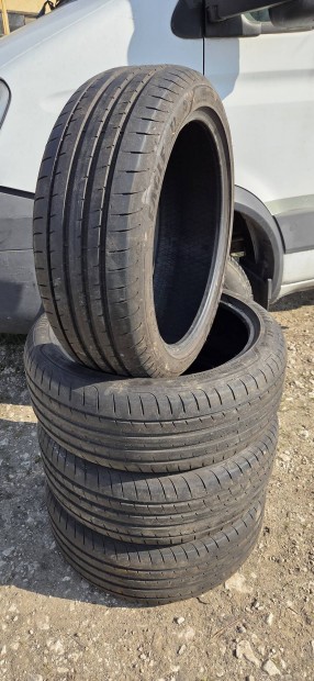 Elad� egy garnit�ra 225/45 R19 Goodyear ny�ri gumik.
