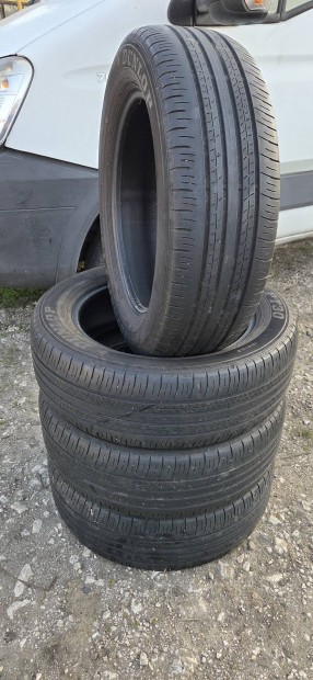 Elad� egy garnit�ra 225/60 R18 Dunlop ny�ri gumik.