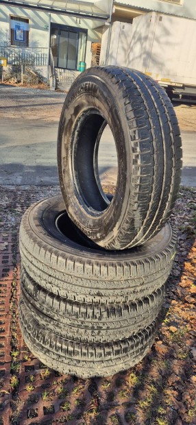 Elad egy garnitra Michelin M+S 225/75 R16 C gumik.