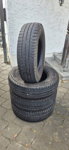 Elad egy garnitra Michelin M+S 225/75 R16 C gumik.