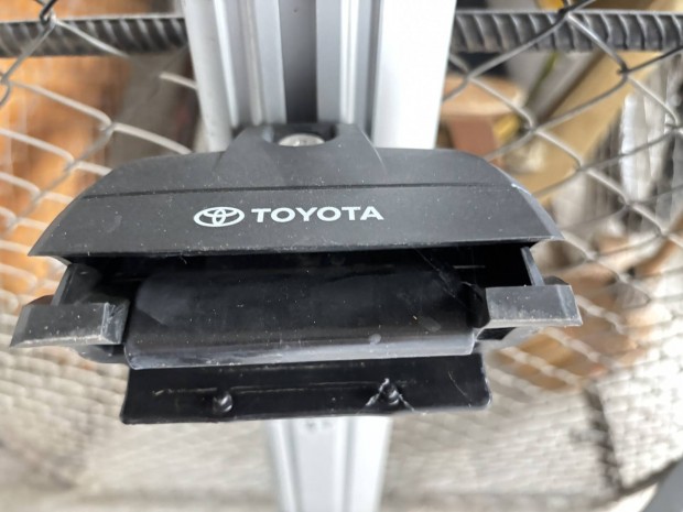 Elad egy gyri Toyota Corolla tetcsomagtart