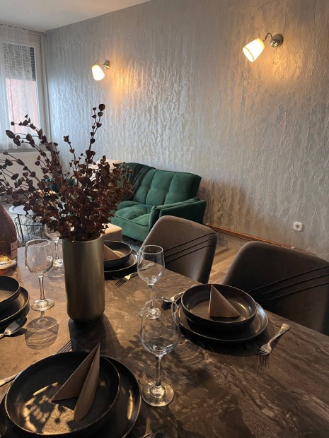 Elad� egy gy�ny�r�, napf�nyes, t�k�letes elrendez�s� �kszerdoboz