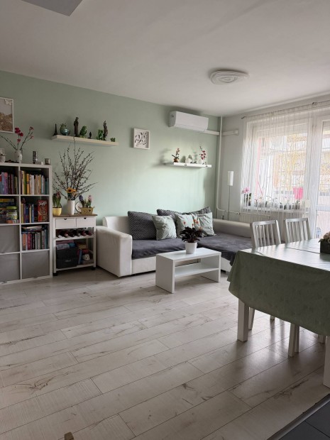 Elad� egy gy�ny�r� lak�s Veszpr�mben!