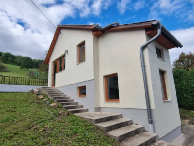 Elad� egy gy�ny�r� t�jpanor�m�s, �jszer� �llapot� t�gla h�z