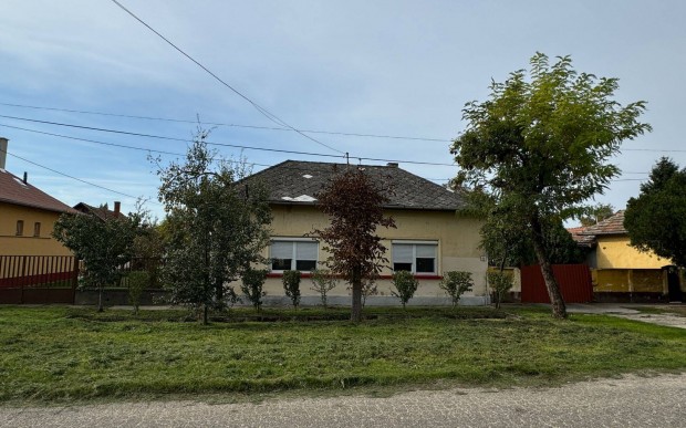 Elad� egy h�romszob�s v�lyog falazat� csal�di h�z Karcagon