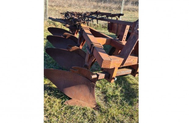 Elad� egy haszn�lt 4 fejes f�ggesztett eke