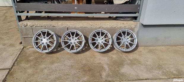 Eladó egy használt 5x112 16" gyári W204 Mercedes alufelni garnitúra